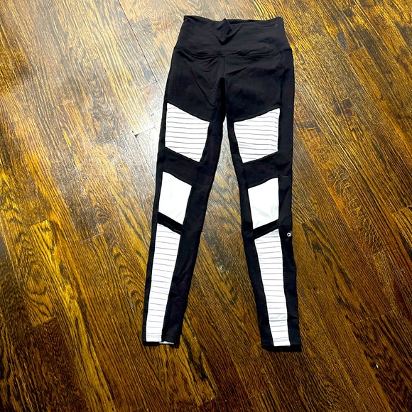 Black and white patterned Alo leggings - Picture 2 of 3